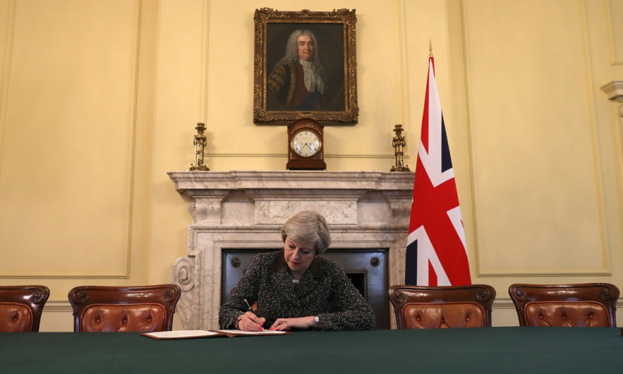 Ministra britanica firma carta oficial para salida de RU