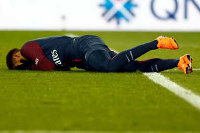 Reportan que Neymar se operará y no jugará ante el Madrid