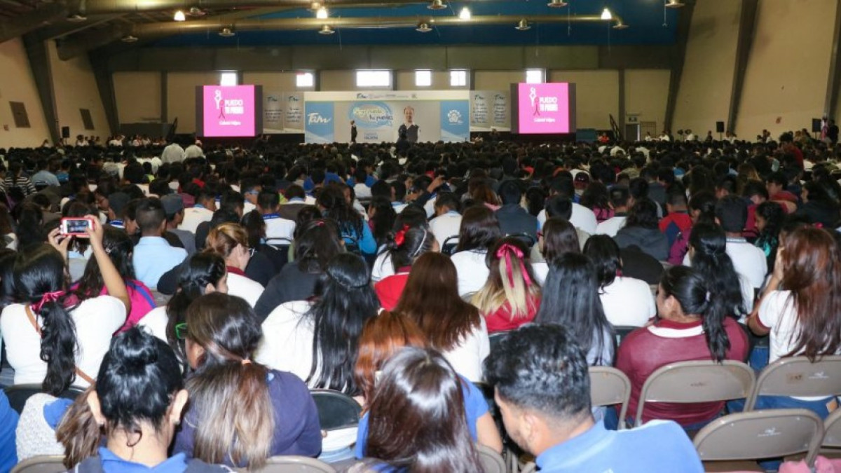 Reciben jóvenes maderenses platica motivacional