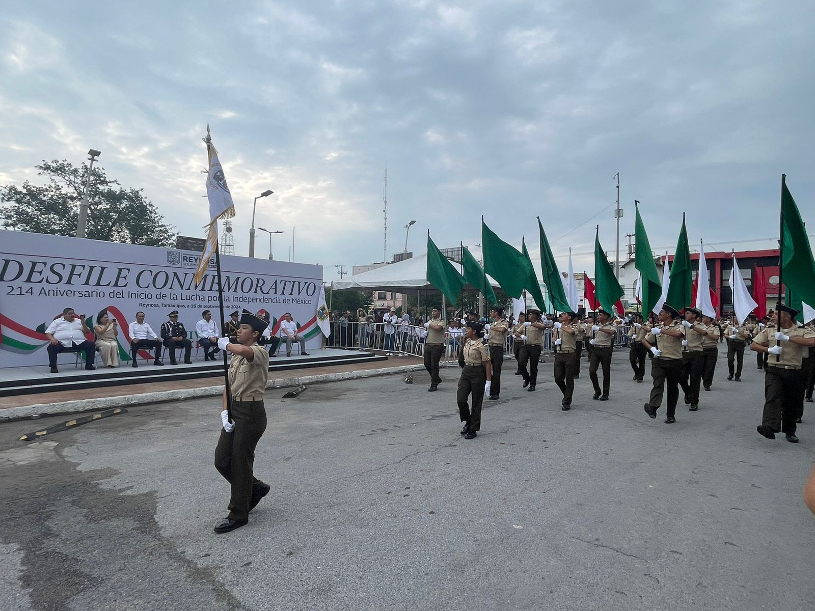 Disfrutan familias desfile por 214 años de la Independencia de México