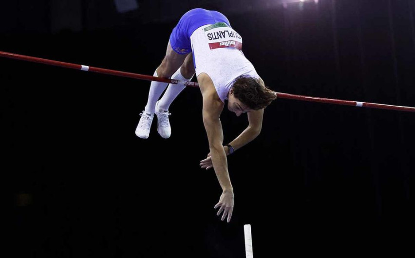 Armand Duplantis rompe récord mundial de salto con pértiga