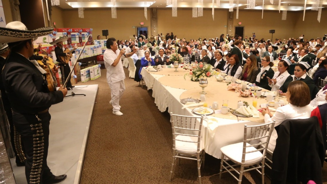 Dedica Maki Ortiz festejo a enfermeras en su día