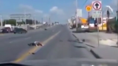 Arrolla motociclista a peatón, ambos fallecen