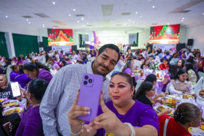 Felicitó Carlos Peña Ortiz a mujeres de la FTR reunidas con su lider sindical Reynaldo Garza Elizondo
