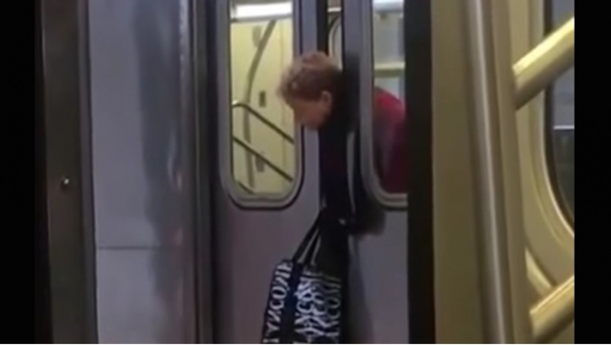 Una mujer se queda atorada en el metro