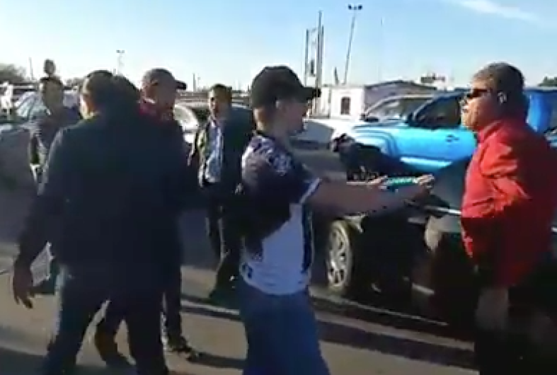 Regios protagonizan pleito en puente de NLD