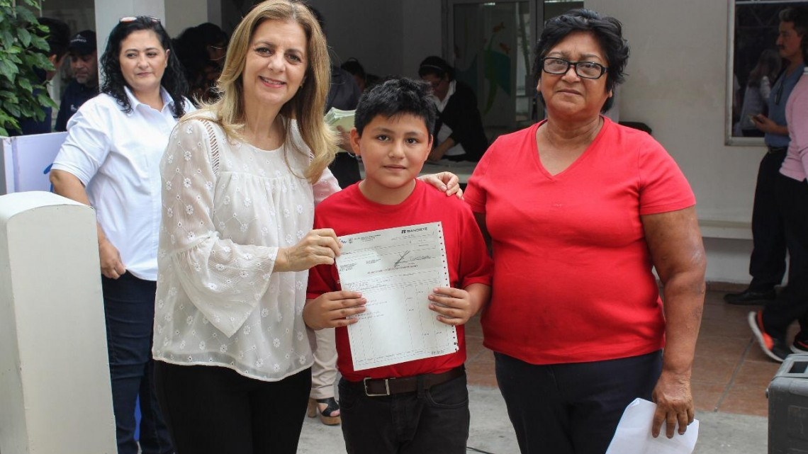 Entrega Aida Feres de Nader Becas a Alumnos “Sin Límites”