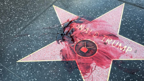 Pintan de rojo la estrella de Trump en Hollywood