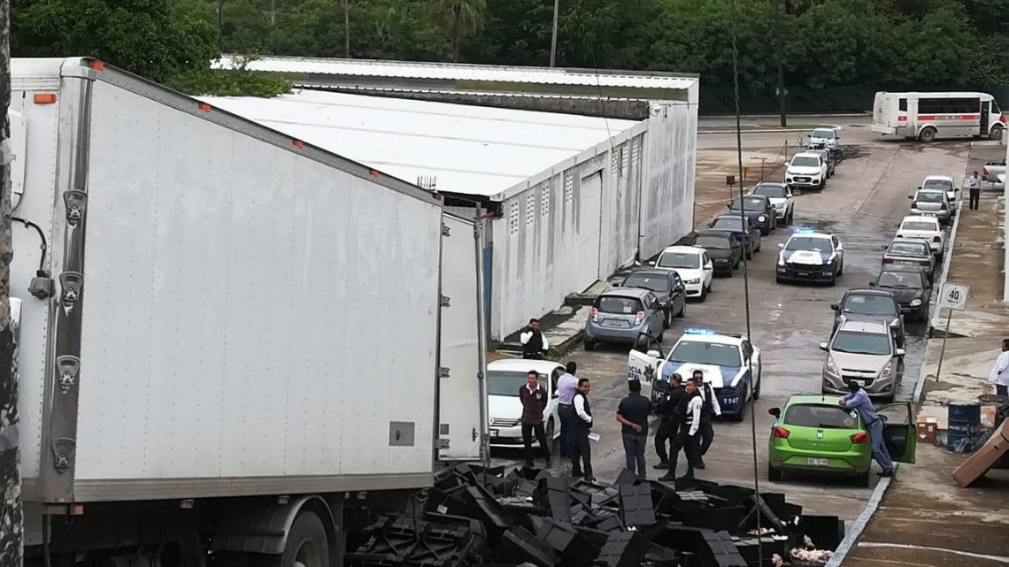 Esparcidos en la calle 15 toneladas de pollo