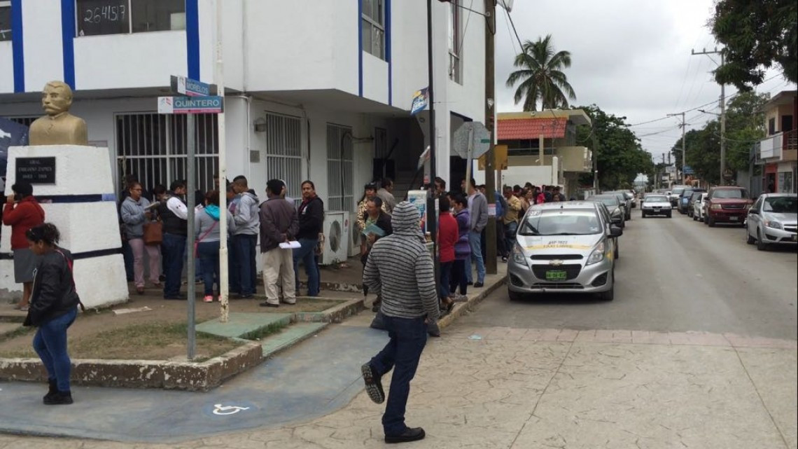 Largas filas en oficina fiscal de contribuyentes