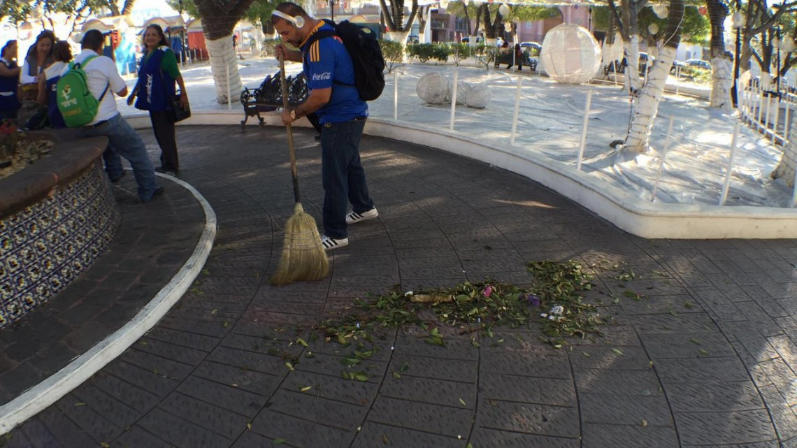 El vaquero paga la apuesta  a Chuchín de la Garza