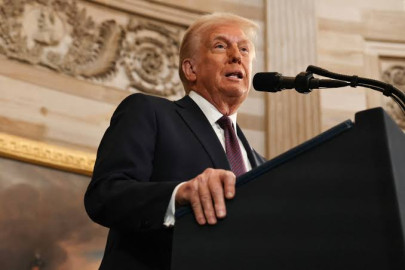 Trump firma orden ejecutiva que busca eliminar la ciudadanía por nacimiento