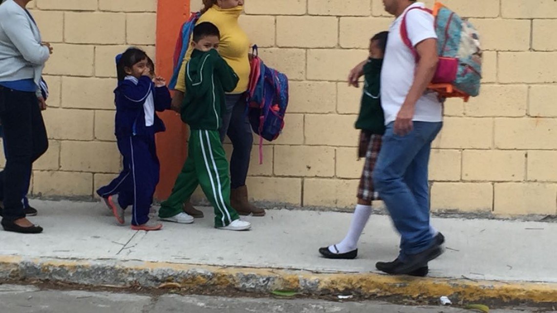 Evacúan escuelas ante presencia de nube tóxica