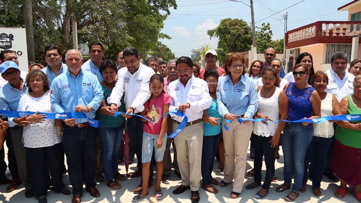 Alcalde maderence entrega terminada obra de pavimentación 