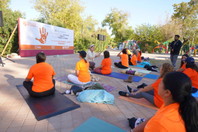 Inicia INMUJER cartelera naranja con encuentro de yoga y círculo de confianza