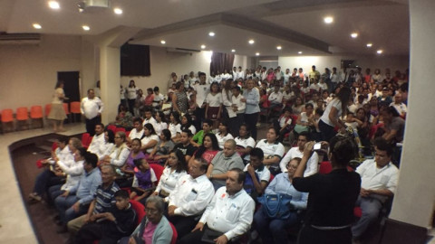 Entregan formatos de solicitud para becas escolares