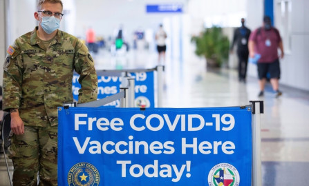 Aeropuerto de Dallas invita a mexicanos a vacunarse contra el COVID-19 gratis
