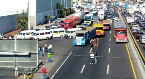 Restablecen circulación en la autopista México-Querétaro tras bloqueos