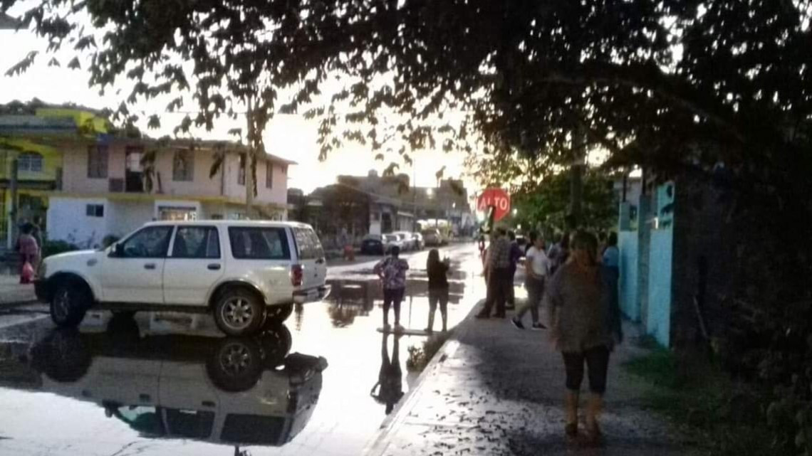 Bloquean calles para exigir reparación de fuga de aguas negras