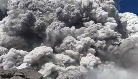 Volcán indonesio Anak Krakatoa registra nuevas erupciones