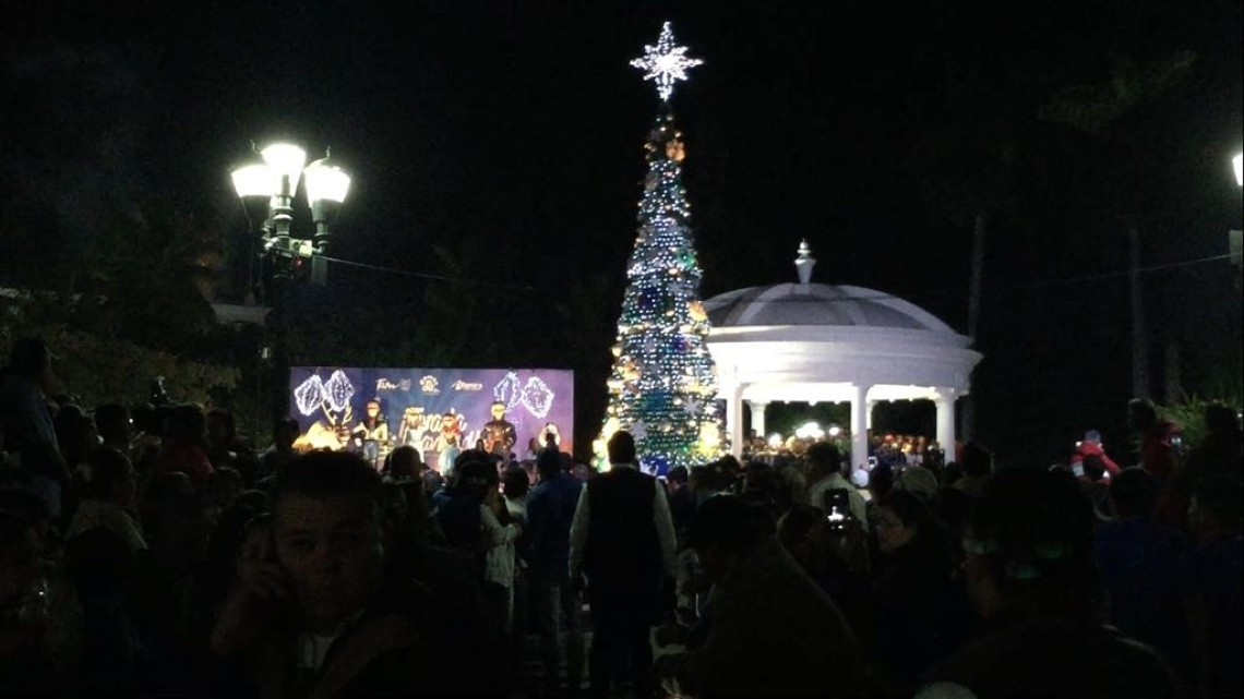 Altamira se ilumina con el encendido del árbol de navidad
