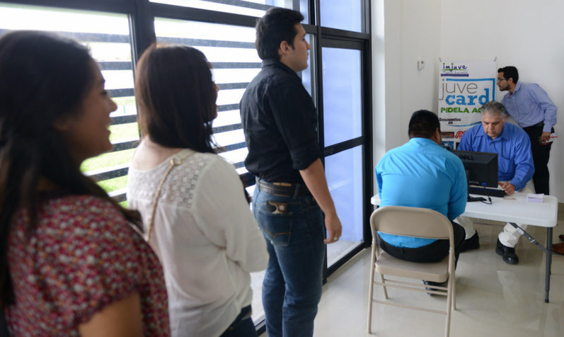 Invitan a jóvenes a tramitar su credencial de descuentos