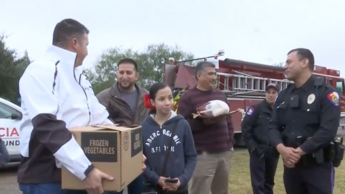 Entregan cientos de pavos a familias en Edinburg