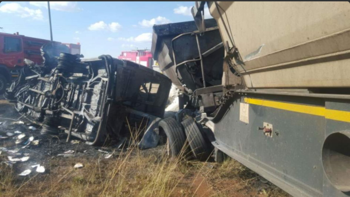 Fallecen 20 niños en volcadura de autobús en Sudáfrica