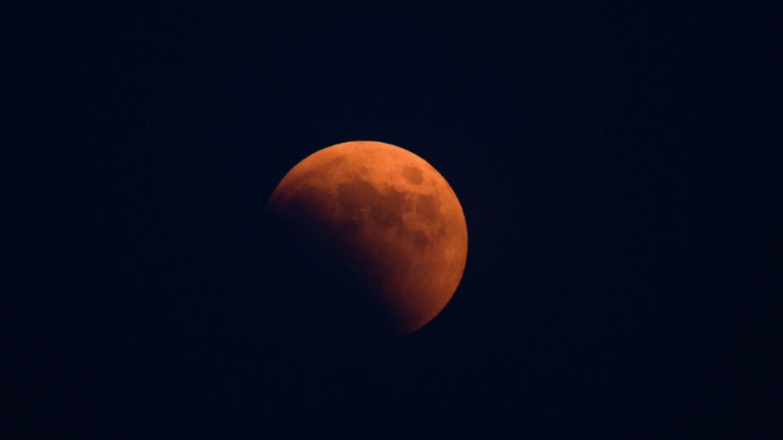 Así se vivió el eclipse lunar total; fenómeno no volverá a repetirse hasta el 2025