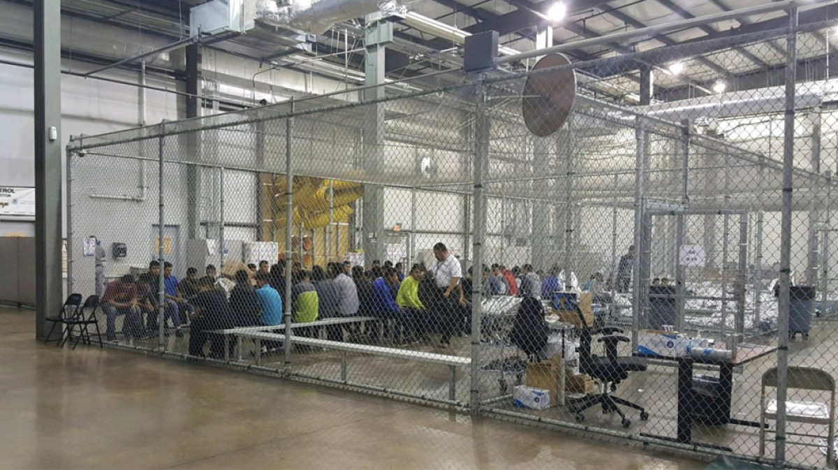 Abrirán centro de detención a migrantes en Texas