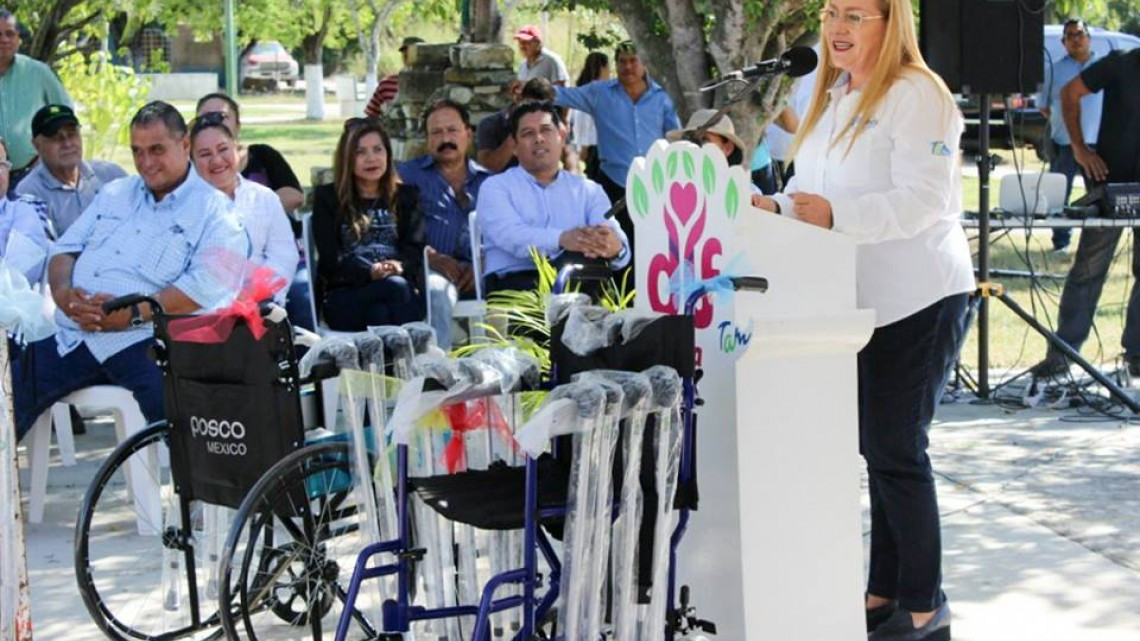 Entregan aparatos funcionales a mayores