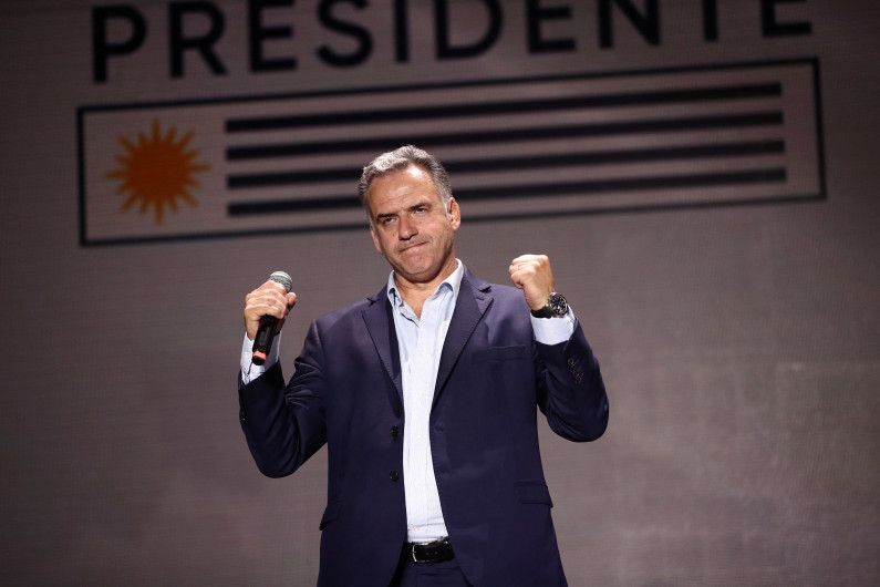 El izquierdista Yamandú Orsi gana la presidencia de Uruguay 