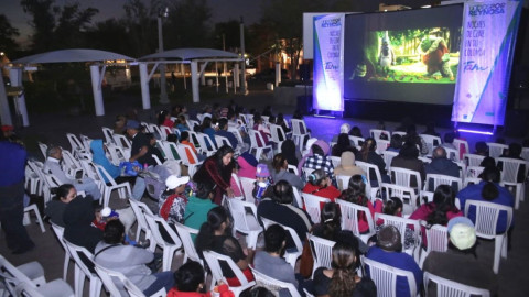 Fomentan convivencia con "Cine en tu Colonia"
