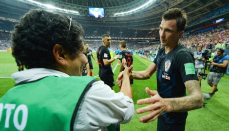 Fotógrafo derribado en el mundial, es invitado a visitar Croacia con todo pagado