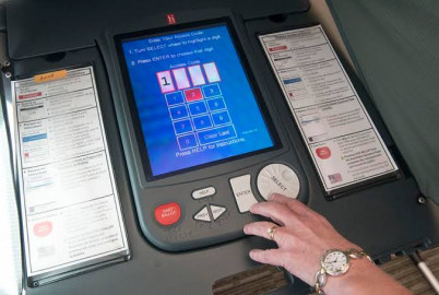 Maquinas de votación en Texas causan confusión por supuesto cambio de voto