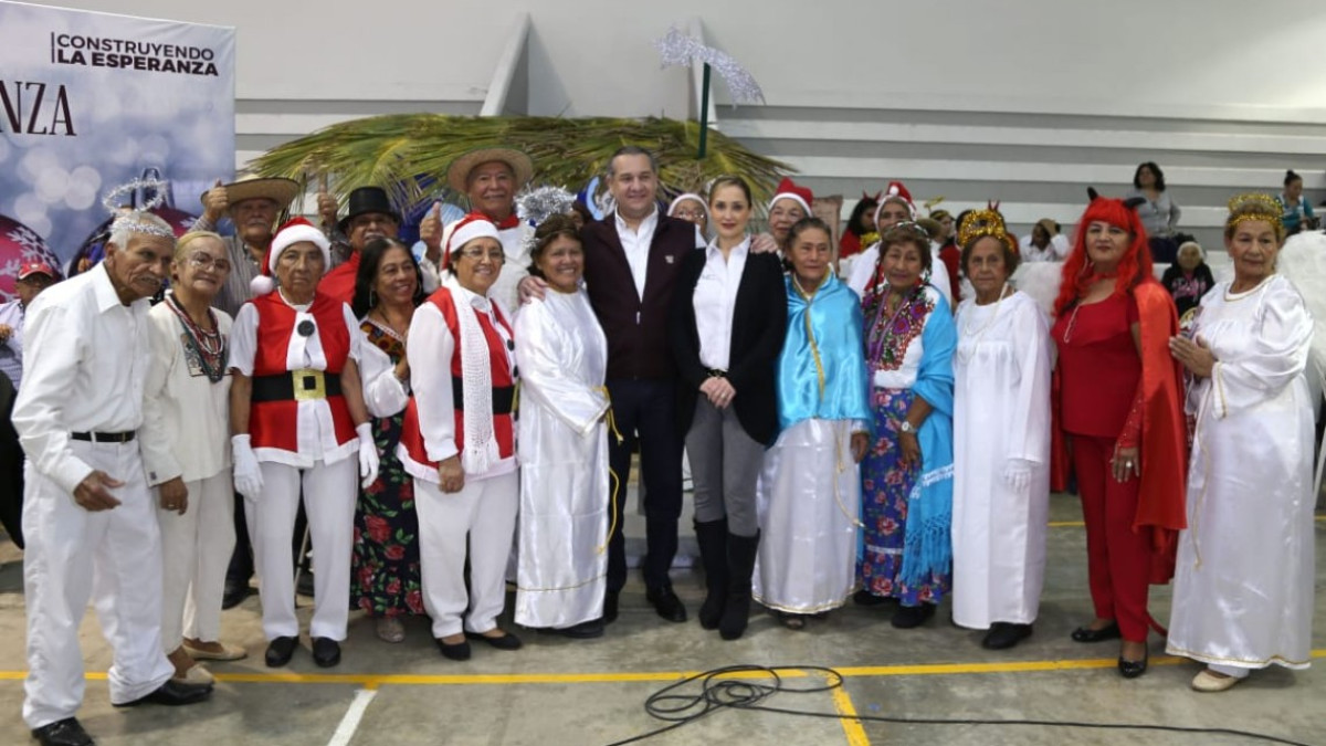 Lleva Adrián Oseguera espíritu navideño a adultos mayores 