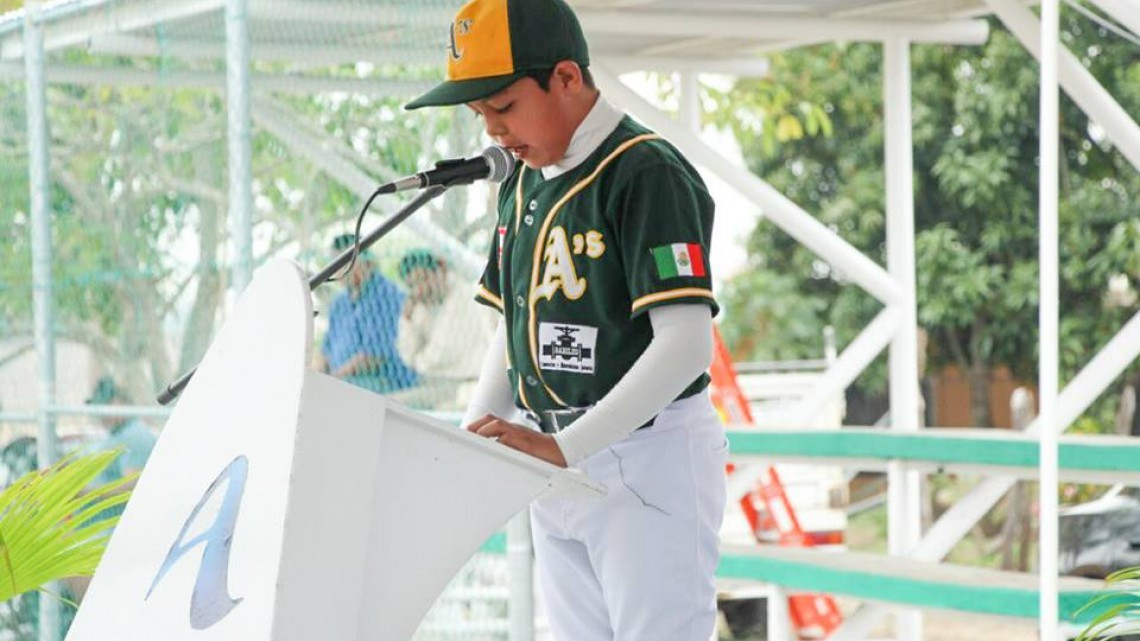 Asiste alcaldesa a inauguración a campo de béisbol