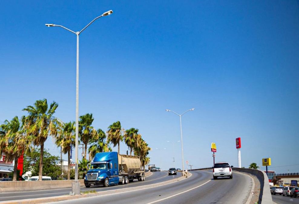 Repone Gobierno Municipal alumbrado en puente vehicular de Periférico y Sexta