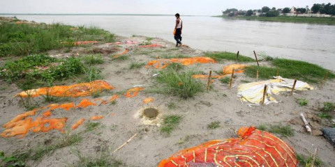 Río Ganges deja descubiertas las tumbas de los muertos por Covid-19
