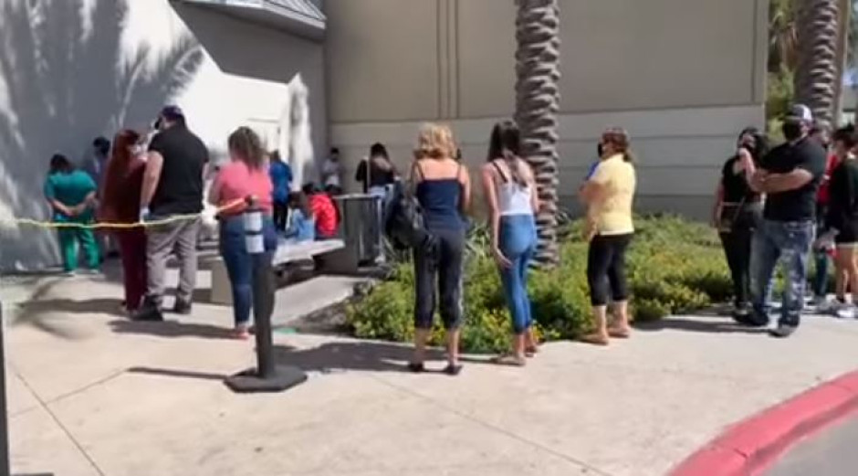 Se registran largas filas para ingresar a la Plaza Mall de McAllen