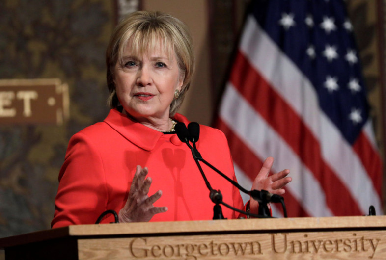 Recortes propuestos por Trump, debería alarmarnos, advierte Hillary