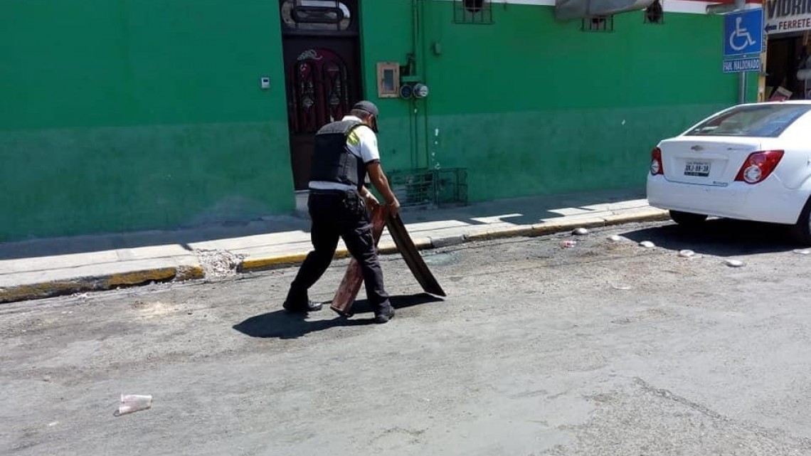 Retira tránsito objetos para separar estacionamientos