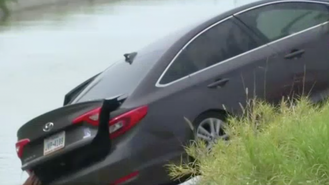 Cae vehículo en canal de riego