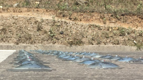 Colocan vibradores en Av. de la industria, para reducción de velocidad