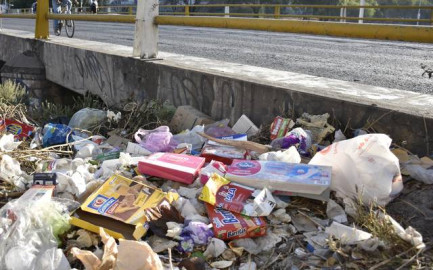 Autoridades municipales piden a la población no arrojar basura en la vía pública