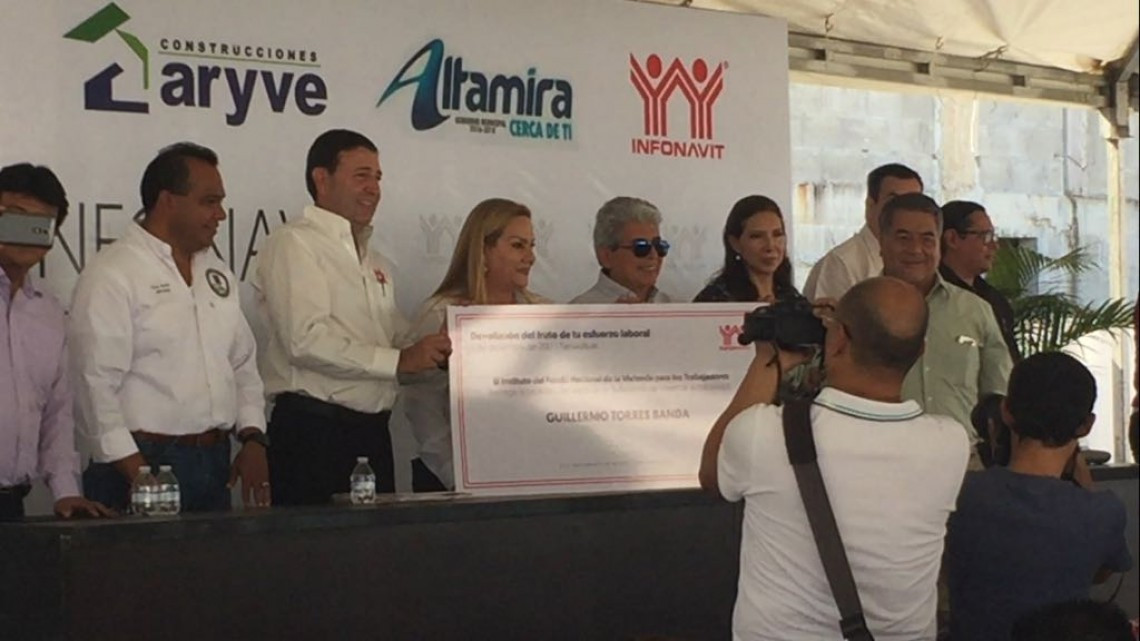 Se hacen entrega de escrituras a familias de Altamira