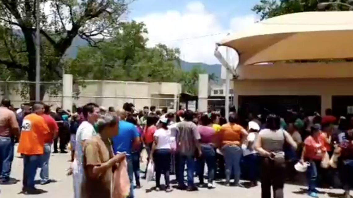 Familiares obstaculizan traslado de reos de penal de Victoria      