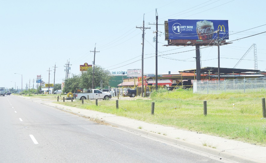Mueren dos jóvenes prensados por auto