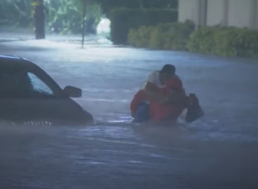 Reportero salva a mujer atrapada en inundación por huracán Ian