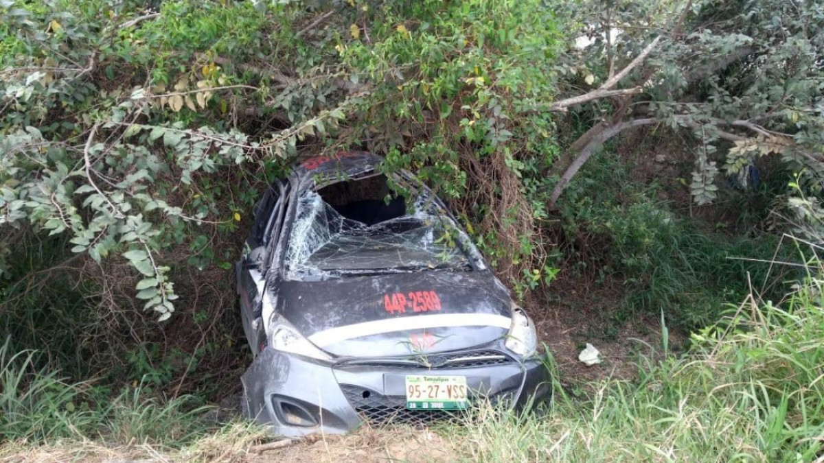 Ocho lesionados en volcadura de unidad de transporte público